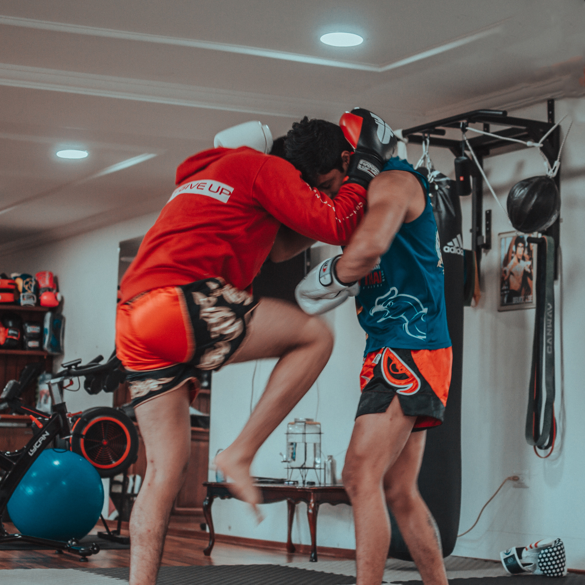 Muay Thai training met knietechniek en clinch